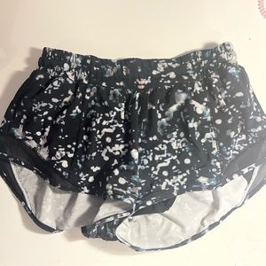 2.5” size 4 hottie hot lululemon shorts